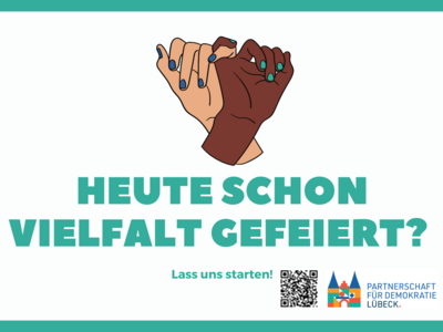 Zwei Hände, hell und dunkel mit gekreuzten kleinen Fongern und die Frage Heute schon gefeiert? auf türkis