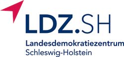 Weißer Hintergrund, dunkelblauer text: LDZ.SH Landesdemokratiezentrum Schleswig-Holstein, links oben ein roter Pfeil zeigt rechts oben