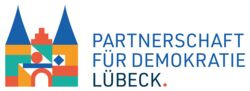 Weißer Hintergrund, Partnerschaft für Demokratie in Blau, Lübeck in Schwarz. Links das Lübecker Tor in vielen Farben: Blau, Orange, Türkis, Rot