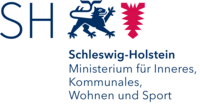 Weißer Hintergrund, dunkelblauer Text: Schleswig-Holstein Ministerium für Inneres, Kommunales, Wohnen und Sport. Oben links verschoben: SH mit einem nach rechts gewandten, schreitenden Löwen. Am Ende der Zeile ein rotes Nesselblatt.